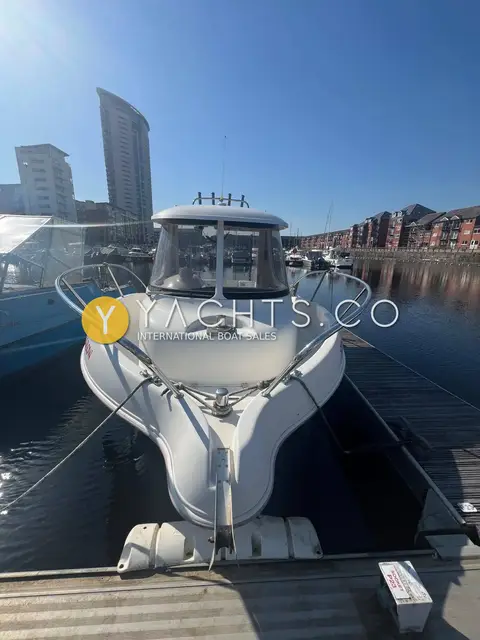 Arvor 210: bow view showing stainless pulpit, foredeck and wheelhouse windows at the pontoon