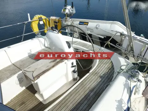 Bavaria 33 Cruiser: cockpit with wheel steering, teak seating and lifebuoy on the pushpit