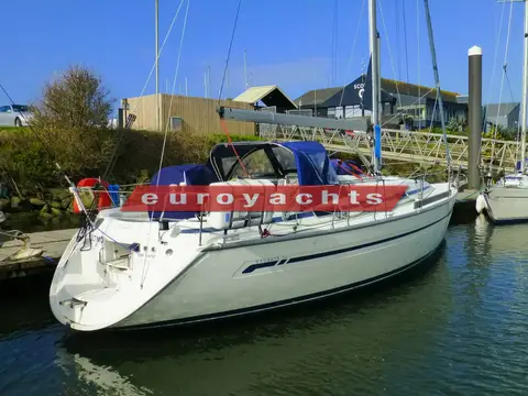 Bavaria 36: stern quarter view at the pontoon showing sprayhood, liferaft cradle and stern bathing area