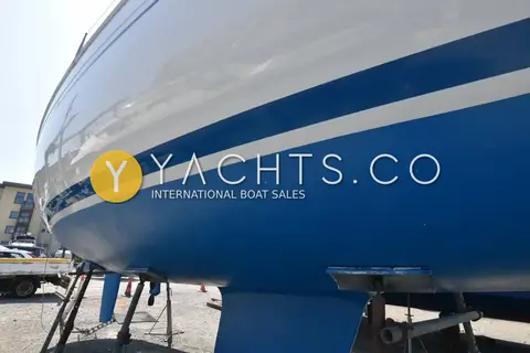 Bavaria 36 Holiday: close view of hull topsides with blue stripes and antifouled bottom in the yard
