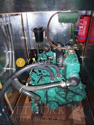 Bavaria 38: engine bay with green Volvo diesel, insulated compartment and fire extinguisher alongside