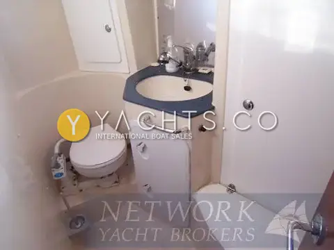 Bavaria 38: heads compartment with marine toilet, blue-topped wash basin and cream mouldings