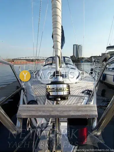 Bavaria 38: view aft from the bow over the Furlex furler and teak deck to the sprayhood