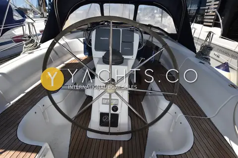 Bavaria 38: cockpit with large stainless wheel, binnacle instruments and sprayhood ahead