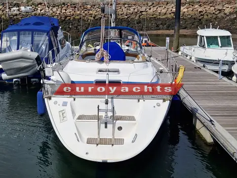 Bavaria 38 Ocean: stern view showing the bathing platform and boarding ladder, moored at a pontoon