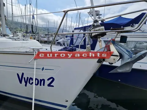 Bavaria 38 Ocean: bow with the name Vycon 2 on the hull and stainless pulpit