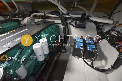 Bavaria Sport 400 HT: engine bay with Volvo Penta engine and blue electrical unit mounted on bulkhead