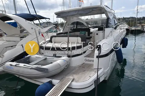 Bavaria SR41: stern view with teak bathing platform, inflatable tender, aft sunbed and passerelle