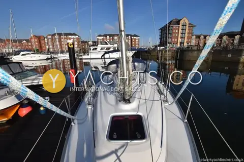 Bavaria Yachts Bavaria 30 Cruiser: foredeck looking aft from the bow, showing the forward hatch, mast and blue sprayhood