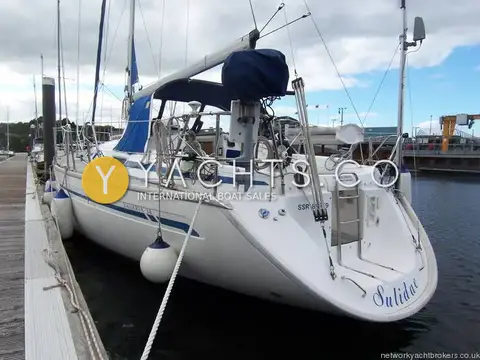 Bavaria Yachts Bavaria 34: stern view with swim ladder, outboard bracket and covered boom at the pontoon
