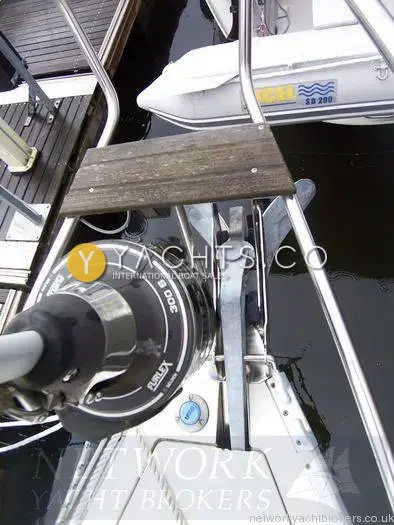 Bavaria Yachts Bavaria 40: bow with roller furling drum, anchor on stainless bow roller and teak step
