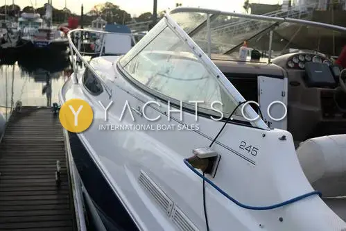 Bayliner 245: starboard side at the pontoon, showing the windscreen, 245 decal and shore power lead plugged in