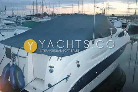 Bayliner 245: stern quarter with the dark blue cockpit cover fitted and fenders hung on the transom