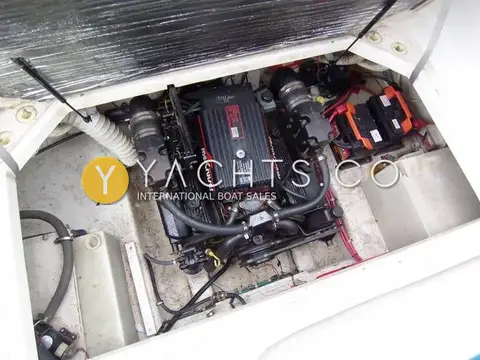 Bayliner 2655 Ciera: engine bay with the V8 petrol engine and two batteries, insulated hatch lid above