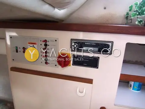 Bayliner 2655 Ciera: saloon bulkhead with electrical switch panel, red isolator switch, radio CD player and speaker switch