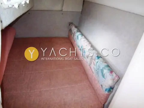 Bayliner 2655 Ciera: aft cabin double berth with pink upholstery and floral back cushion
