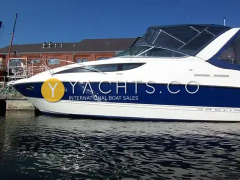 Bayliner 285: starboard side profile showing navy hull band, side windows and cockpit canopy