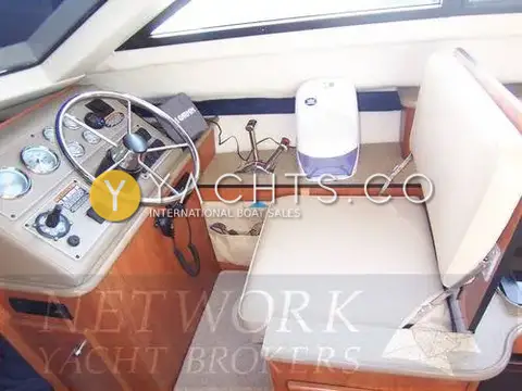 Bayliner 288 Classic: lower helm with stainless wheel, gauges, engine controls and cream helm seat