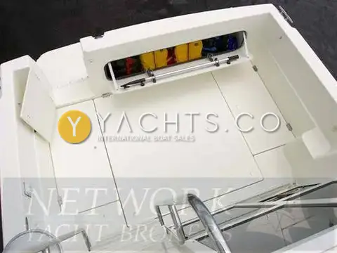 Bayliner 288 Classic: cockpit floor from above with engine hatch and open locker holding lifejackets