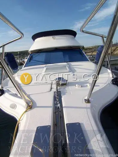 Bayliner 288 Classic: foredeck with anchor chain, electric windlass, opening hatch and stainless bow rails