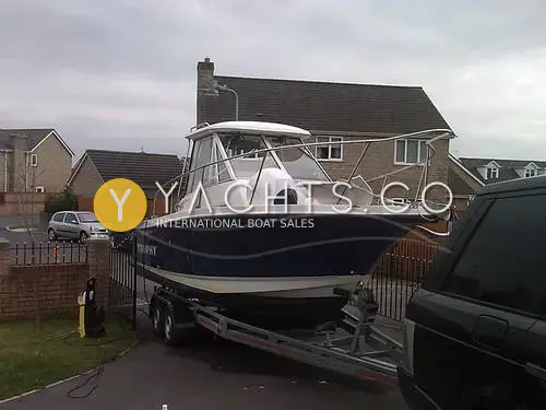 Bayliner Trophy 2152: navy and white hull with white wheelhouse on a twin-axle trailer on a residential driveway