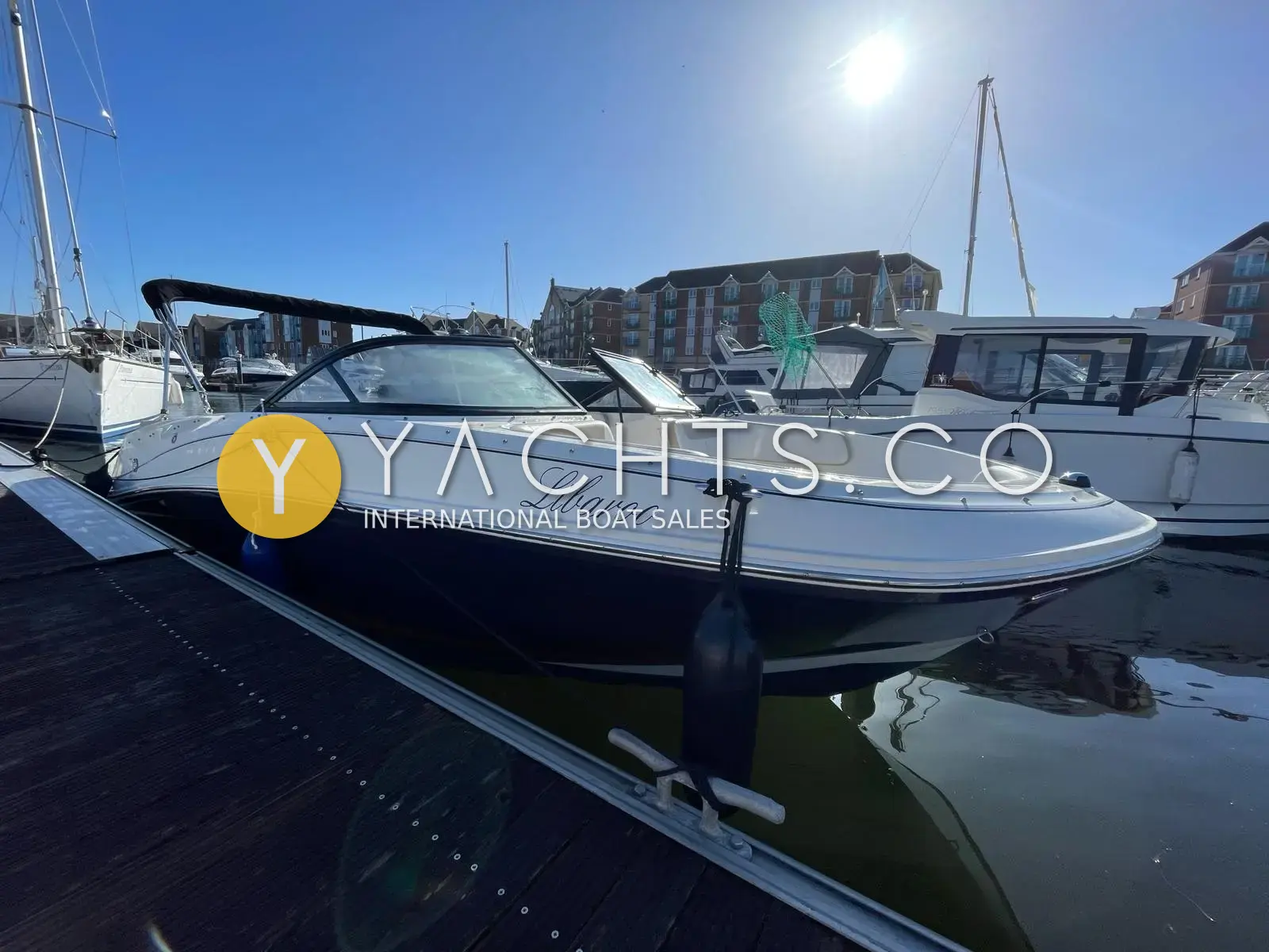 Bayliner VR 5: port side of the bowrider moored on a marina pontoon, navy hull and black bimini top