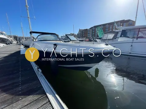 Bayliner VR 5: bow view alongside the pontoon showing navy hull, windscreen and fenders out