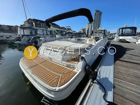 Bayliner VR 5: stern quarter with teak-effect swim platform, aft sunpad and bimini raised
