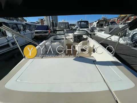 Bayliner VR 5: view forward from the aft sunpad over cockpit seating to the helm and windscreen