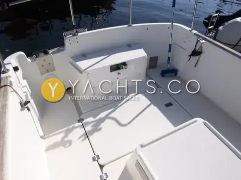 Beneteau Antares 620: open aft cockpit with self-draining deck, transom locker and stern rail
