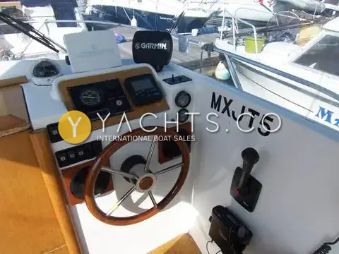 Beneteau Antares 620: helm with wooden wheel, Garmin and Lowrance displays and single lever engine control