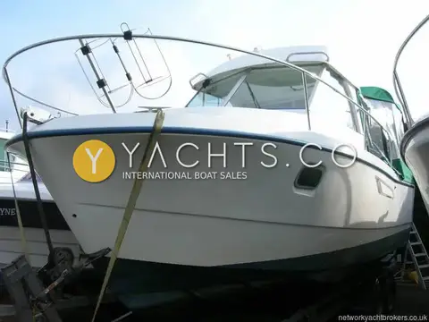 Beneteau Antares 7: bow and hull on a road trailer, strapped down, with bow rail