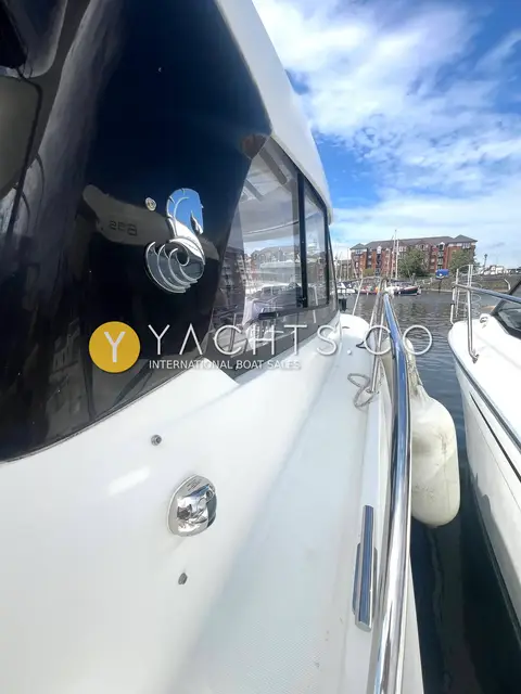 Beneteau Antares 7.80: starboard side deck with opening wheelhouse window, rail and fenders over the side