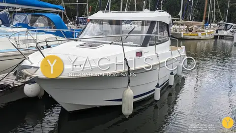 Beneteau Antares 7.80: bow and starboard side with fenders out, alongside a pontoon in calm water