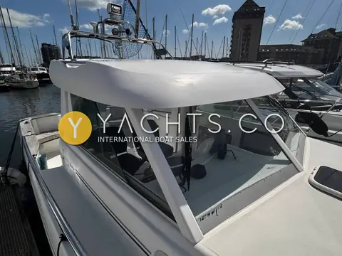 Beneteau Antares 710: wheelhouse roof and windscreen seen from the side deck alongside the pontoon