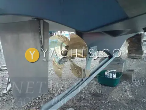 Beneteau Antares 710: hull underside ashore showing bronze three-blade propeller, shaft and trim tab