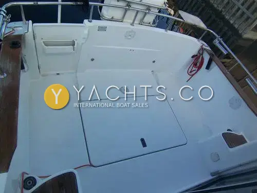 Beneteau Antares 760: self-draining cockpit from above with central deck hatch, transom gate and teak coaming
