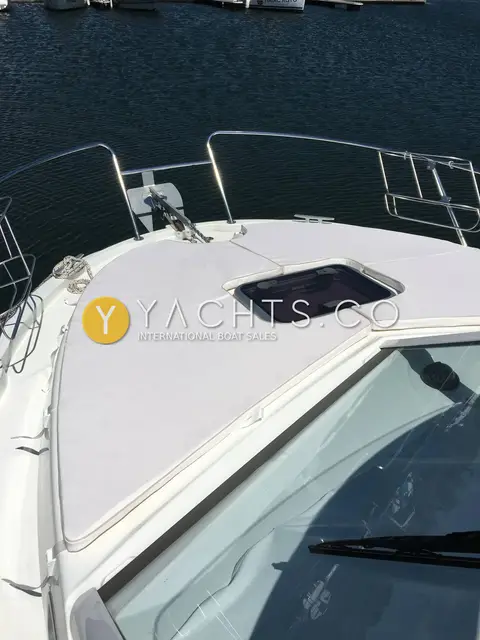 Beneteau Antares 8 Classic: foredeck with grey sunpad cover, deck hatch, stainless guardrails and anchor fitting