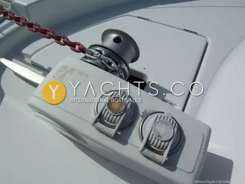 Beneteau Antares 9: foredeck electric windlass with chain and two deck foot switches