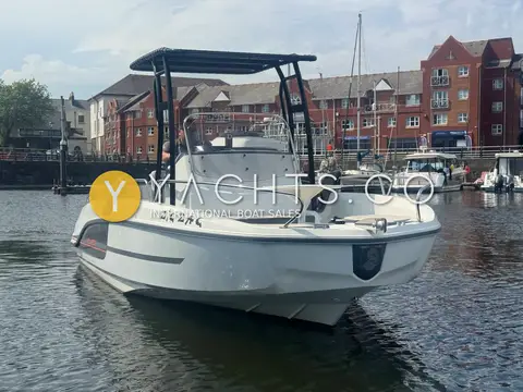 Beneteau Flyer 6.6 SpaceDeck: bow view showing walkaround layout, T-Top and boat name on the hull
