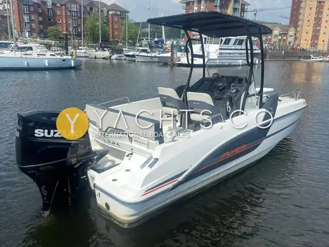 Beneteau Flyer 6.6 SpaceDeck: stern quarter view with black Suzuki outboard, aft bench and T-Top over the helm