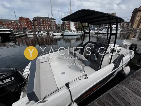 Beneteau Flyer 6.6 SpaceDeck: cockpit looking forward from the stern towards the helm console and T-Top