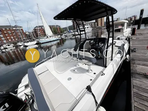 Beneteau Flyer 6.6 SpaceDeck: cockpit and side deck beside a pontoon, with helm seats under the T-Top