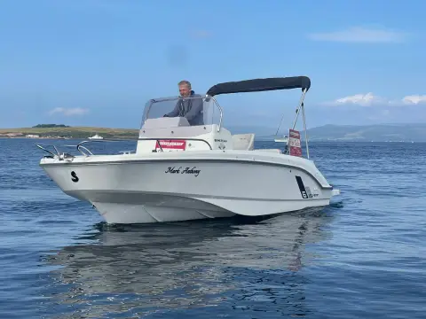 Beneteau Flyer 6 Space Deck: port side of the hull showing the name in script, windscreen and bimini