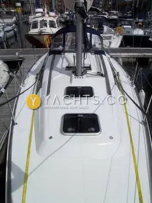 Beneteau Oceanis 31: coachroof from the bow with two deck hatches, mast and blue sprayhood beyond