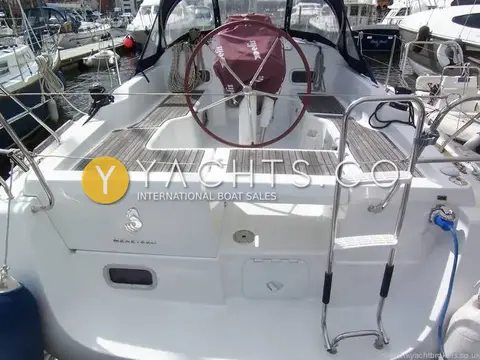 Beneteau Oceanis 31: transom and cockpit with teak-faced seats, covered wheel and stainless boarding ladder