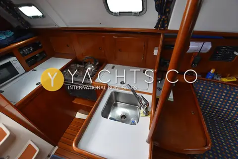 Beneteau Oceanis 331 Clipper: galley with sink, two-burner gimballed cooker and white worktops in warm wood joinery