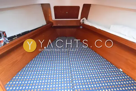 Beneteau Oceanis 331 Clipper: double berth cabin with blue patterned cushions and wooden surround