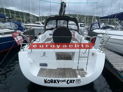 Beneteau Oceanis 34: transom with open sugar scoop, swim ladder and boat name lettering