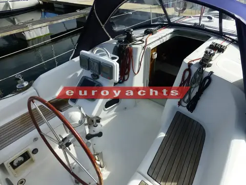 Beneteau Oceanis 343: cockpit from above, wheel, helm instrument pod and teak-slatted seats leading to the companionway